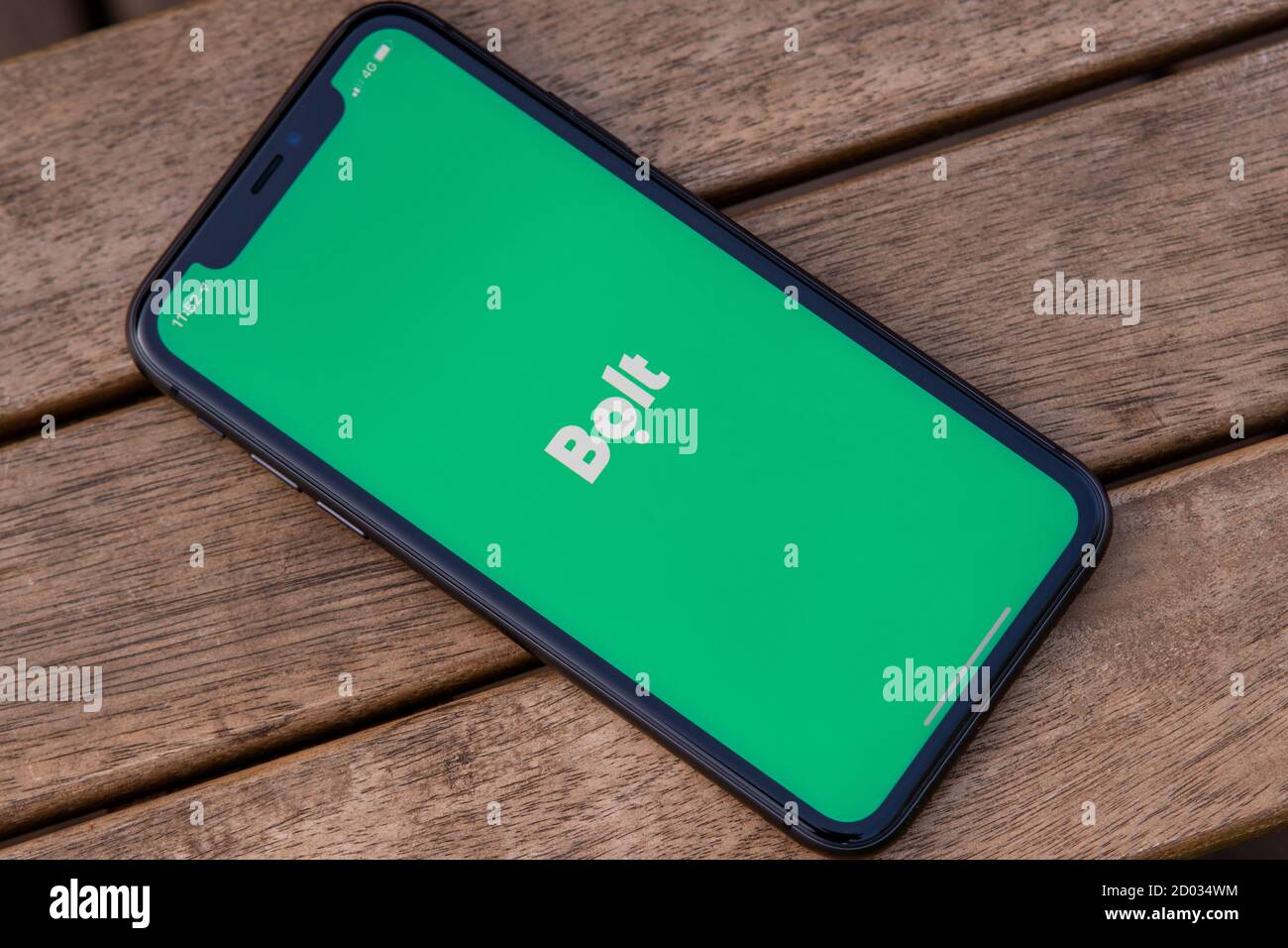 Tallinn / Estland - 28. September 2020: Schwarzes iphone mit Logo der Bolt-Anwendung auf dem Bildschirm. Holzhintergrund. Kann als Veranschaulichung für m verwendet werden Stockfoto