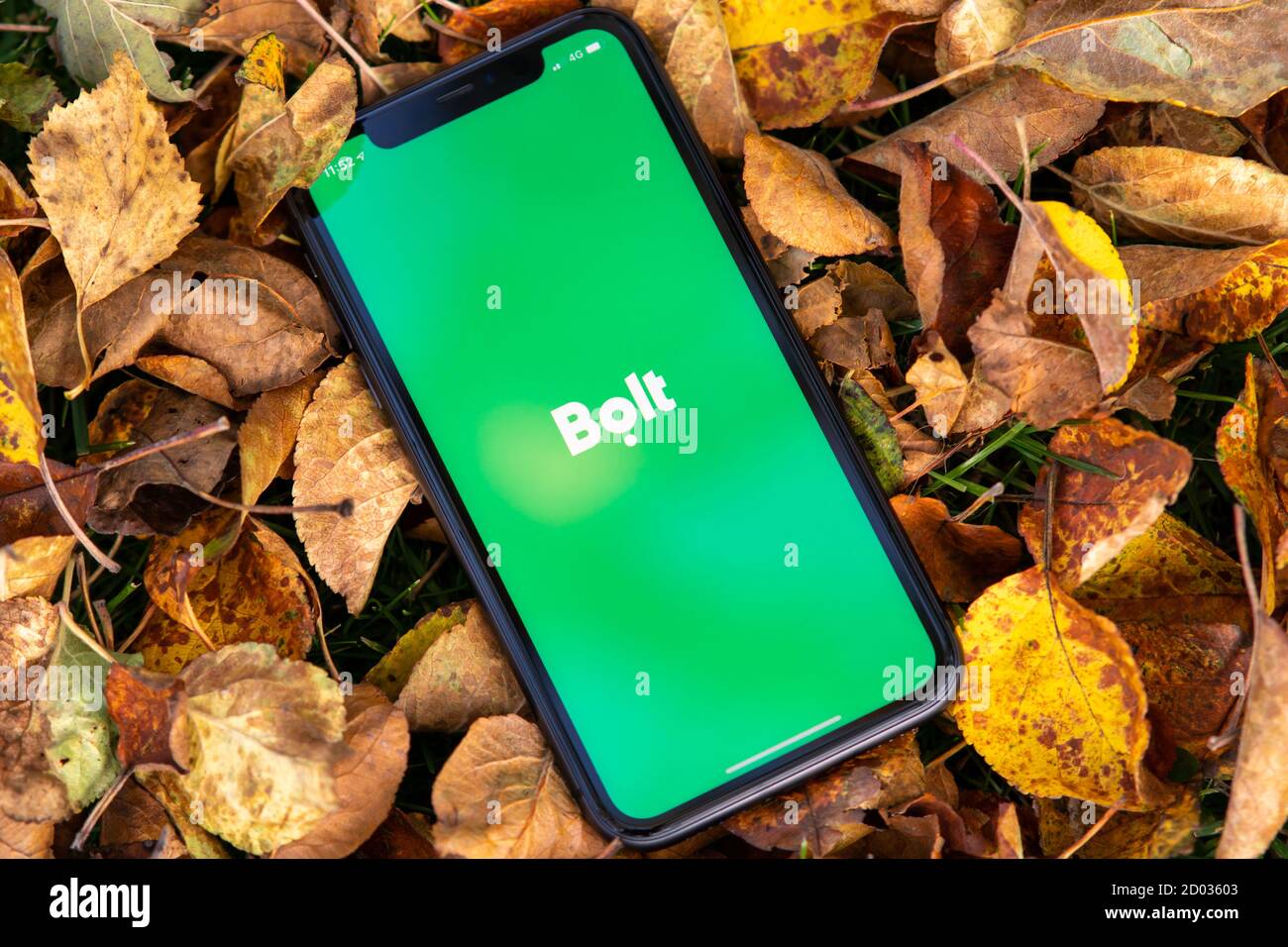Tallinn / Estland - 28. September 2020: Schwarzes iphone mit Logo der Bolt-Anwendung auf dem Bildschirm. Falled verlässt den Hintergrund. Kann als illustrativ verwendet werden Stockfoto