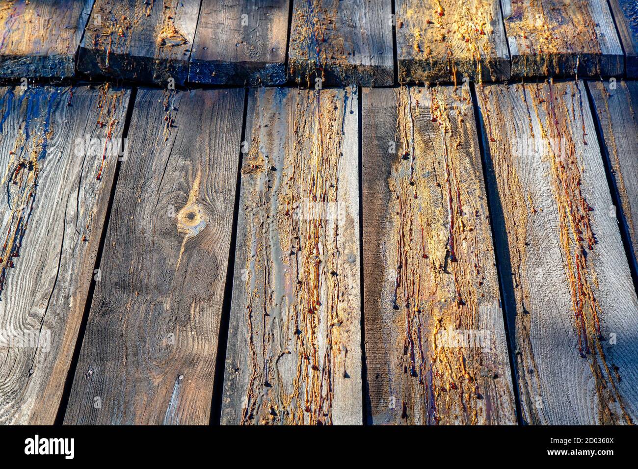 Alte traditionelle Holzdachziegel im Dorf Sirogojno, Serbien. Selektiver Fokus. Stockfoto