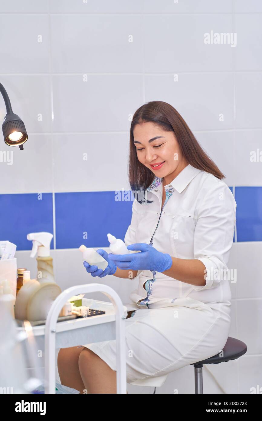 Asiatische Frau Gynäkologe Arzt im weißen Mantel schaut in die Rahmen Stockfoto