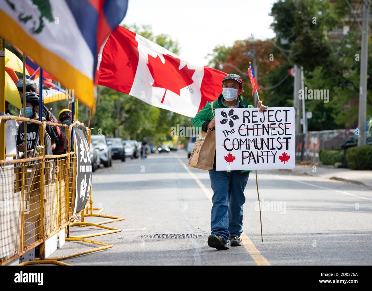 Ein Mann aus Hongkong protestiert vor dem chinesischen Konsulat in Toronto, Kanada, vor dem 71. Jahrestag der Nation gegen die Kommunistische Partei Chinas. Stockfoto