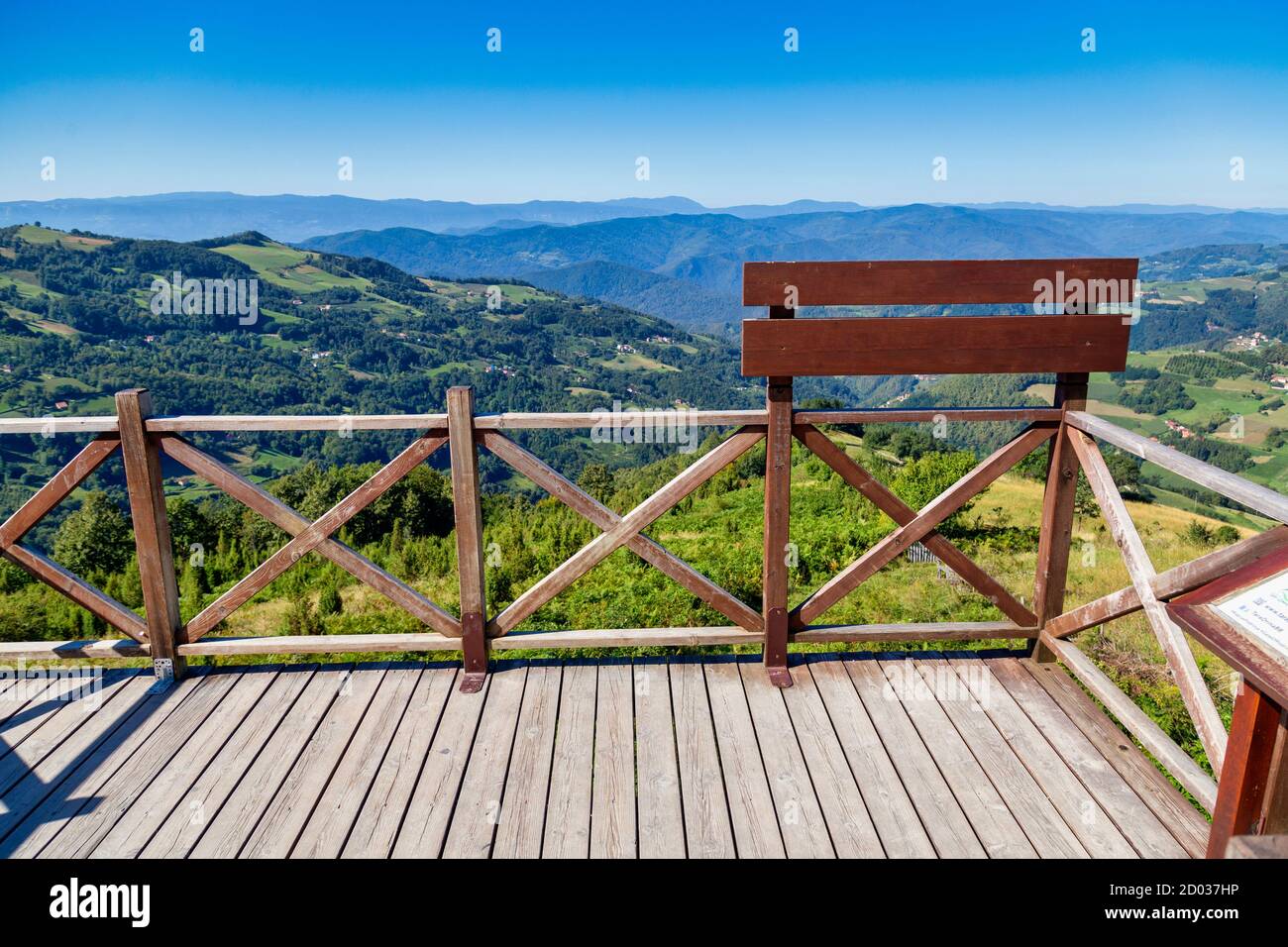 Der Aussichtspunkt Podrinje befindet sich an den Hängen des Povlen-Berges und stellt den Ausgangspunkt für den Eintritt in das magische Drina-Tal in Serbien dar. Stockfoto
