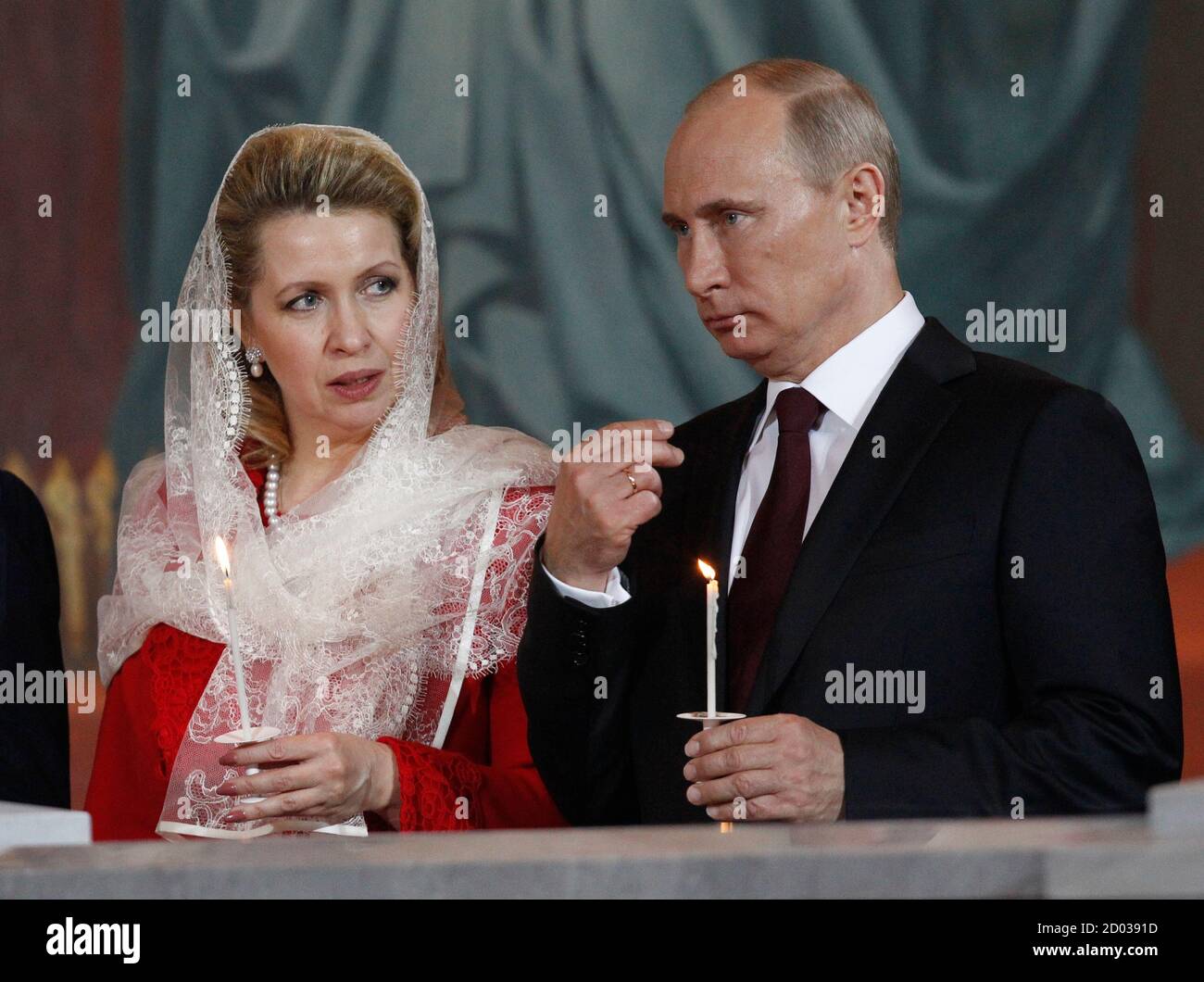 Die russische First Lady Svetlana Medvedeva (L) und der Premierminister und designierte Präsident Wladimir Putin nehmen am 14. April 2012 an einem orthodoxen Ostergottesdienst in der Christ the Saviour Cathedral in Moskau Teil. REUTERS/Maxim Schemetow (RUSSLAND - Tags: RELIGIONSPOLITIK) Stockfoto