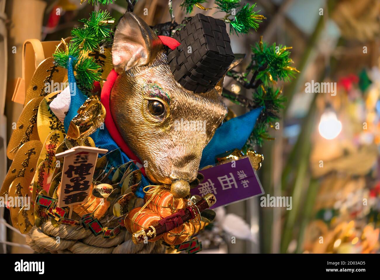 asakusa, japan - november 08 2019: Verheißungsvoller Rake oder Engi Kumade verziert mit einem großen goldenen Mauskopf für das Mausjahr 2020 und Koban Goldmünzen auf Stockfoto