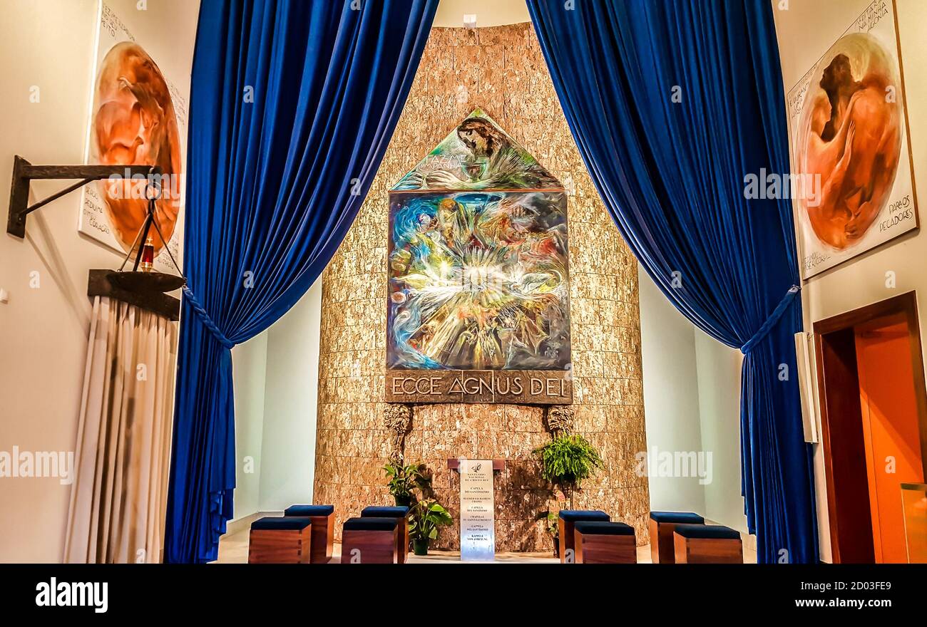 Das Innere der Kapelle der Muttergottes des Friedens. Das Heiligtum Christi des Königs (Santuario de Cristo Rei), Lissabon, Portugal Stockfoto