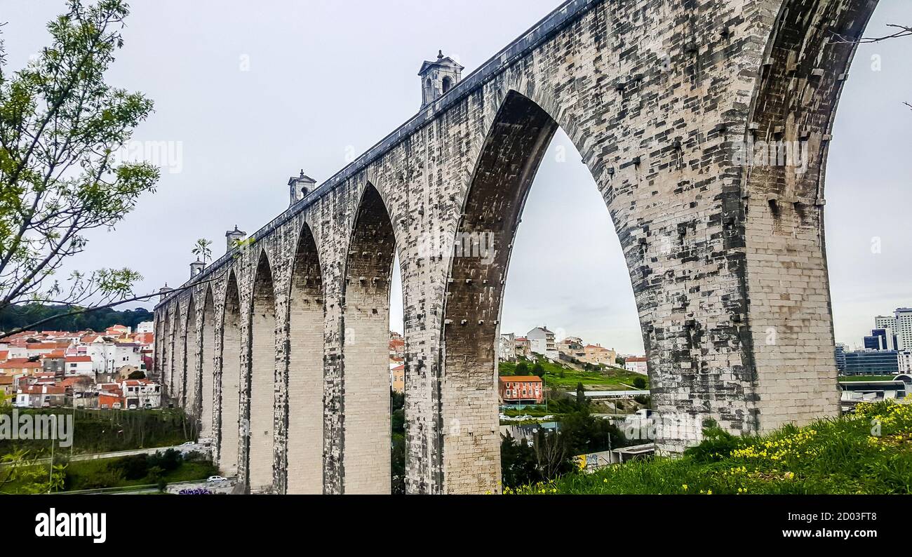 Das Aquädukt Aguas Livres ("Aquädukt der freien Gewässer") in Lissabon, Portugal Stockfoto