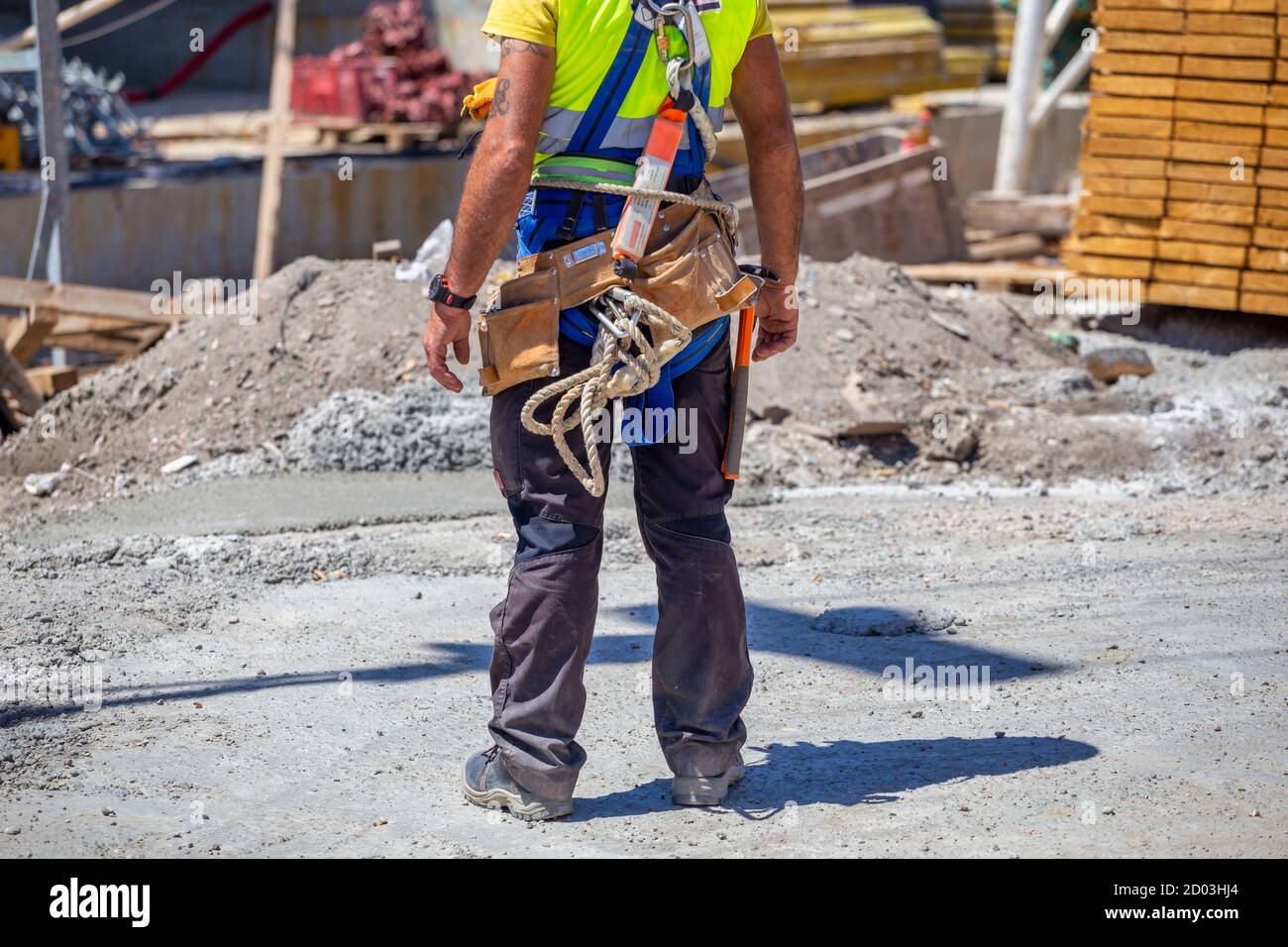 Arbeiter mit Werkzeugen in Werkzeuggürtel und Bauwerkzeuge auf der Baustelle. Stockfoto