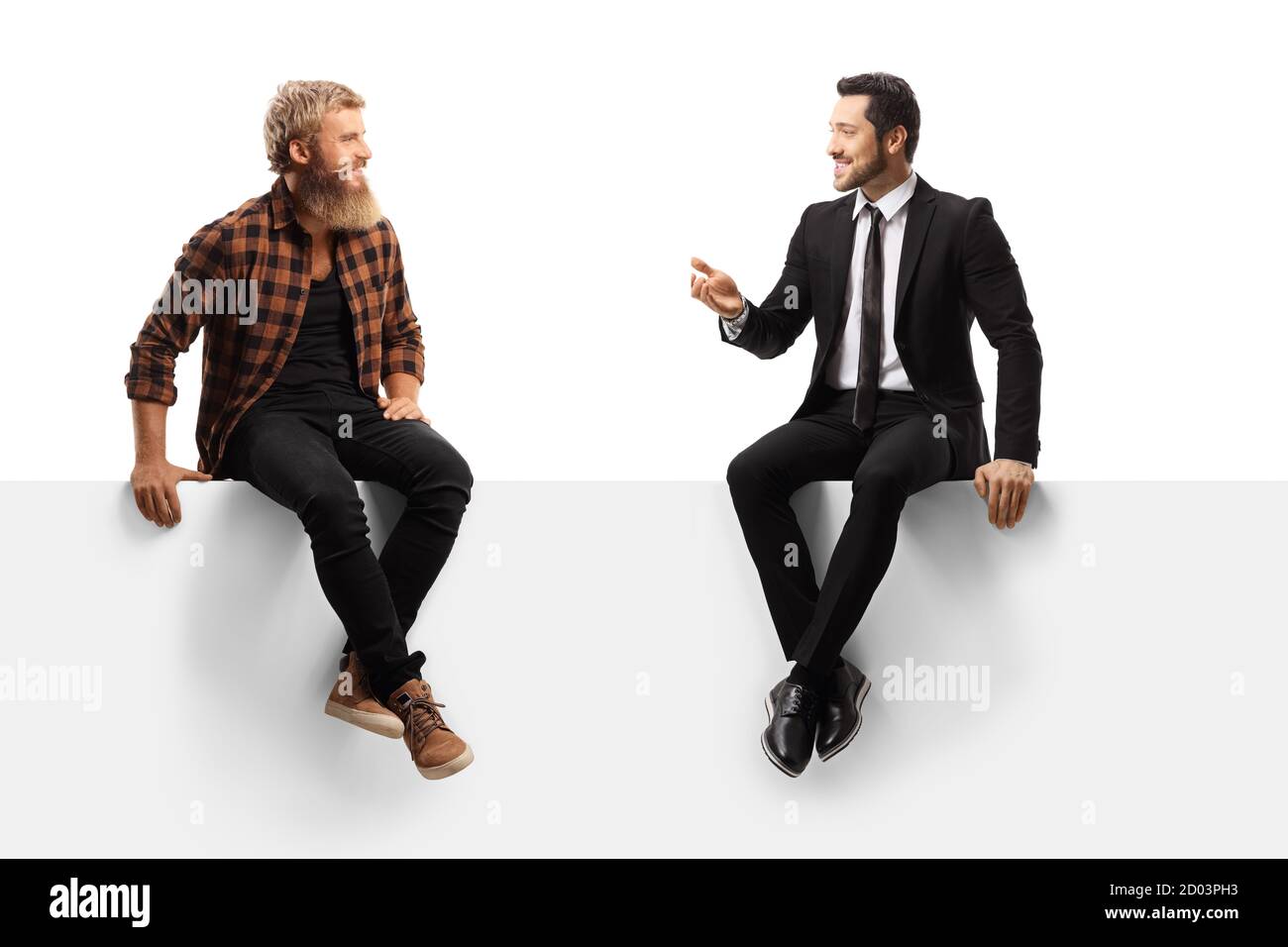 Geschäftsmann sitzt auf einem weißen Panel im Gespräch mit einem Casual Kerl mit Bart und Schnurrbart isoliert auf weißem Hintergrund Stockfoto