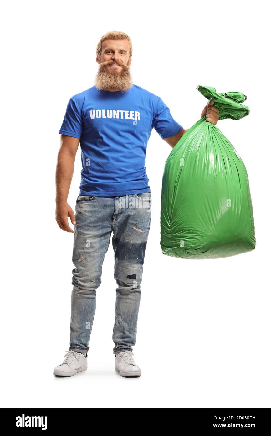In voller Länge Porträt eines männlichen Freiwilligen mit einem grünen Plastikmüllbeutel isoliert auf weißem Hintergrund Stockfoto
