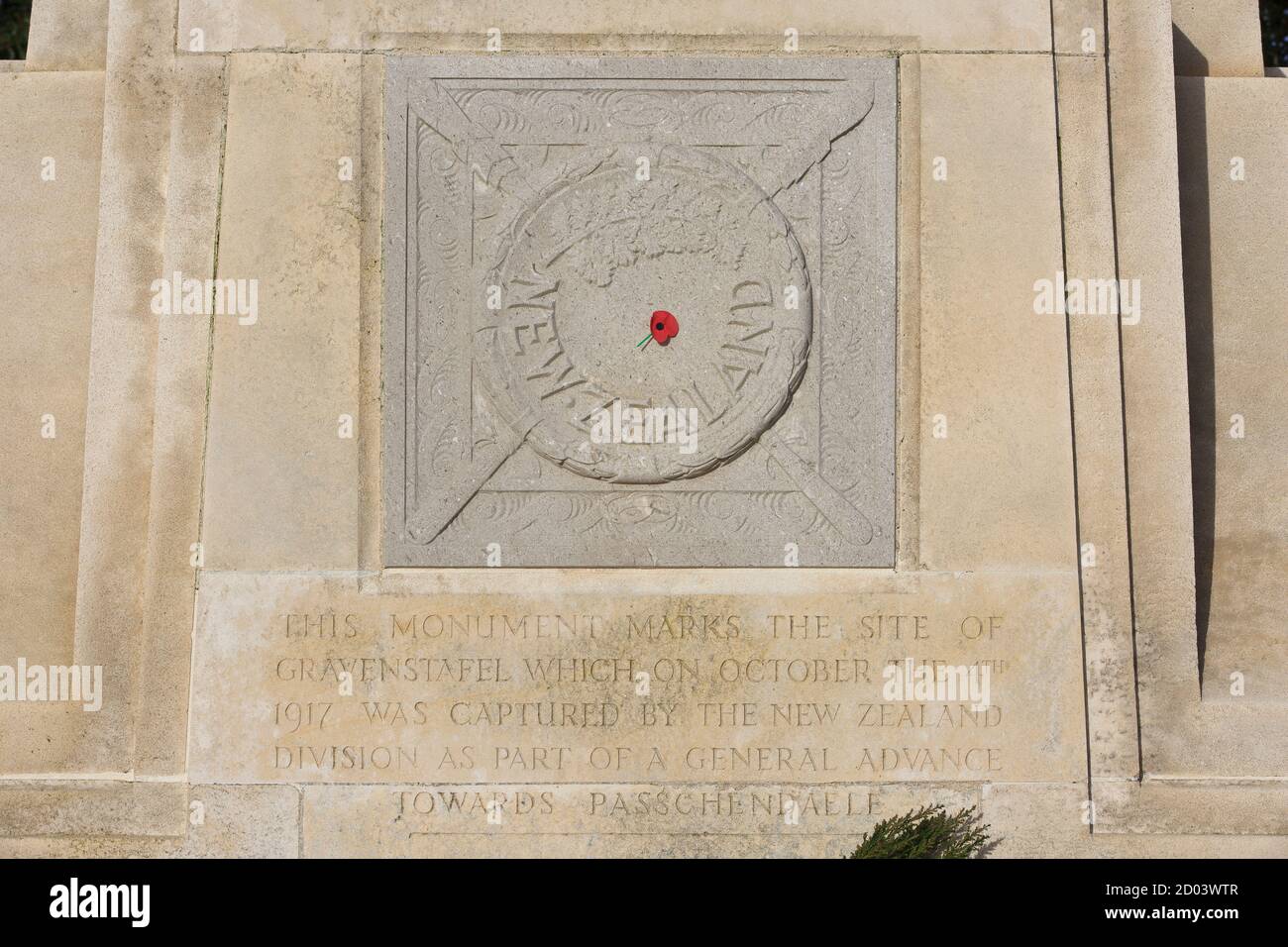 Nahaufnahme der Gedenktafel am neuseeländischen Denkmal für die Soldaten, die bei der Schlacht von Broodseinde am 4. Oktober 1917 in Zonnebeke, Belgien, ums Leben kamen Stockfoto