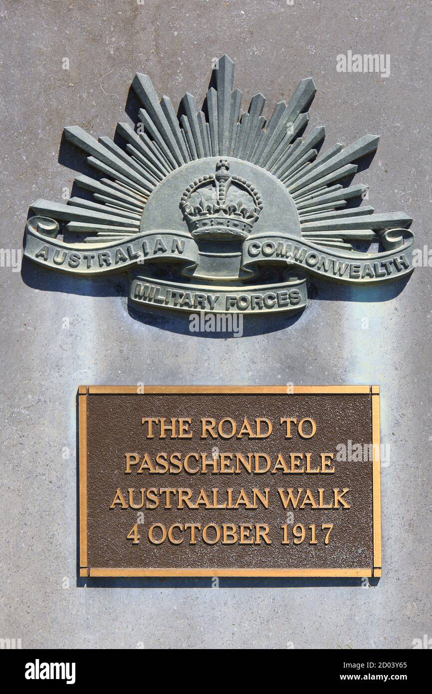 Nahaufnahme eines Markers zur Erinnerung an den 'The Road to Passchendaele Australian Walk on 4 October 1917', in Zonnebeke, Belgien Stockfoto