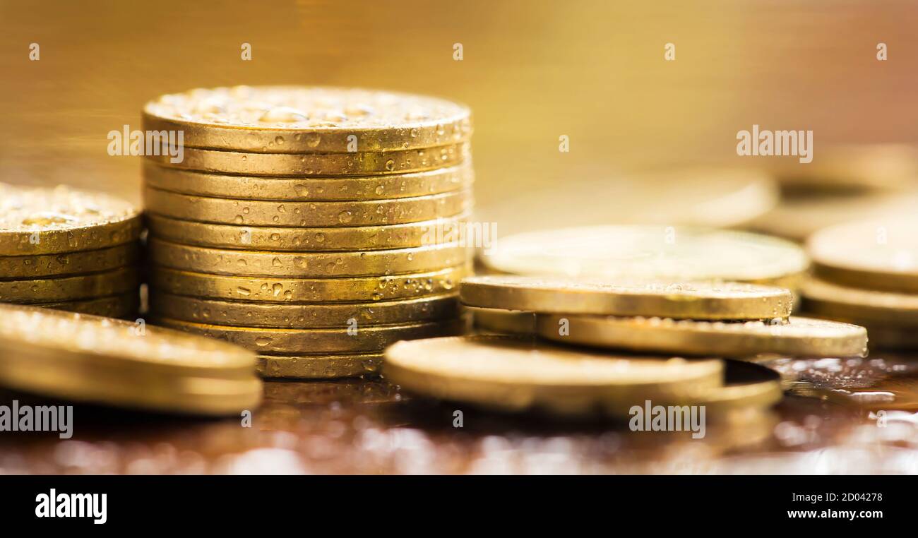 Gold Money Coin Stacks, COVID-19 Pandemie Finanzstimulationspaket Konzept, Web-Banner Stockfoto