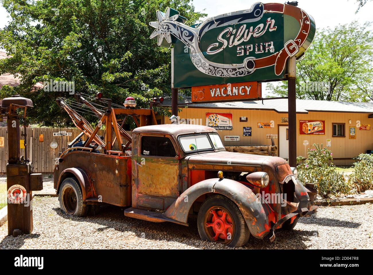 Siver Spur Motel Sign und Antique Truck Display im Hole in the Rock Touristenstopp im Südwesten von Arizona Stockfoto