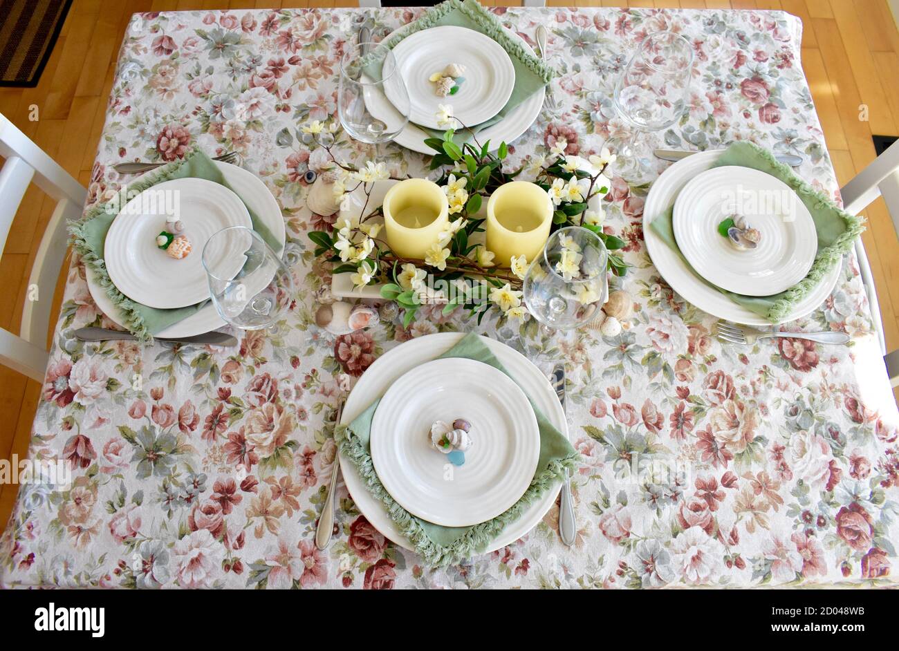 Frühling Ostern Saison Tischdekor mit Blumen und Kerzen für Familienessen und Feiern Stockfoto