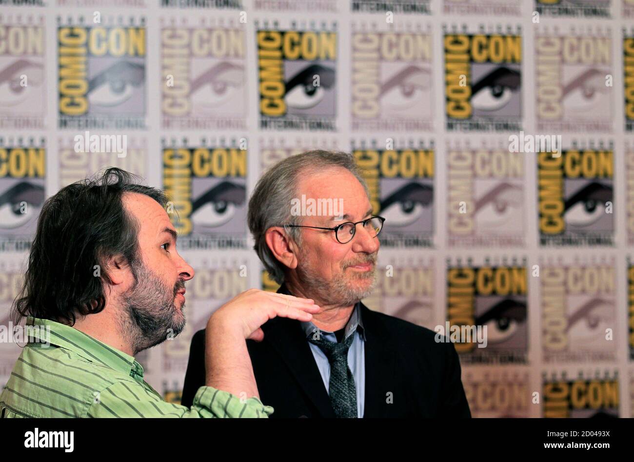 Regisseur Steven Spielberg und Produzent Peter Jackson (L) sprechen über ihre kommenden Film "Die Abenteuer von Tin Tin" bei der pop-Kultur-Veranstaltung Comic Con in San Diego, Kalifornien 22. Juli 2011.   REUTERS/Mike Blake (Vereinigte Staaten - Tags: ENTERTAINMENT Gesellschaft Profil) Stockfoto