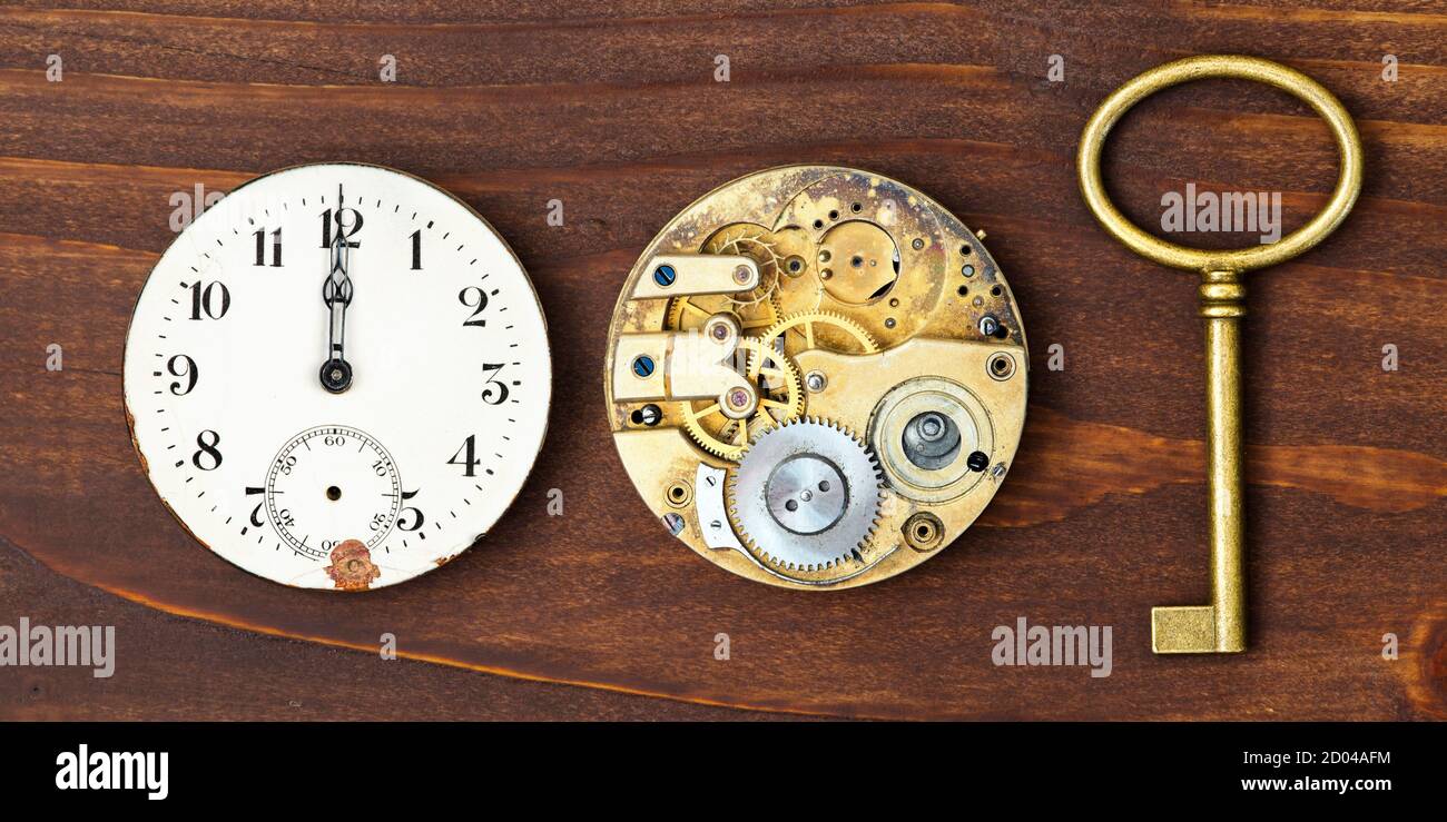 Uhr und Uhrwerk mit Goldschlüssel, Zeitmanagement oder Deadline, Countdown-Konzept. Webbanner. Stockfoto