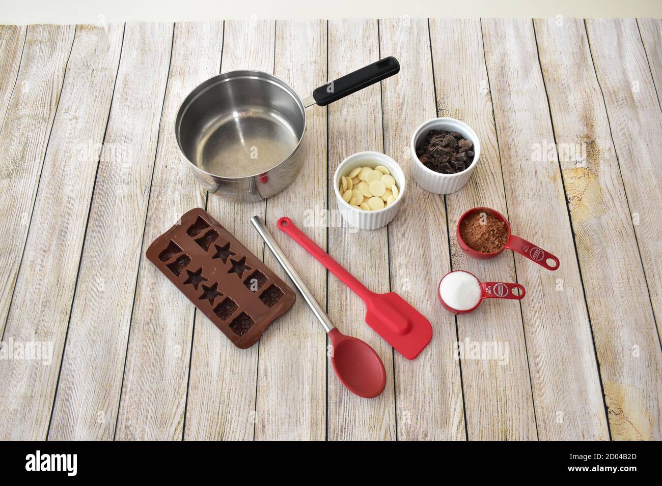 Schokolade zu Hause mit hausgemachten Zutaten für den Urlaub machen Und leckere Schokolade Stockfoto