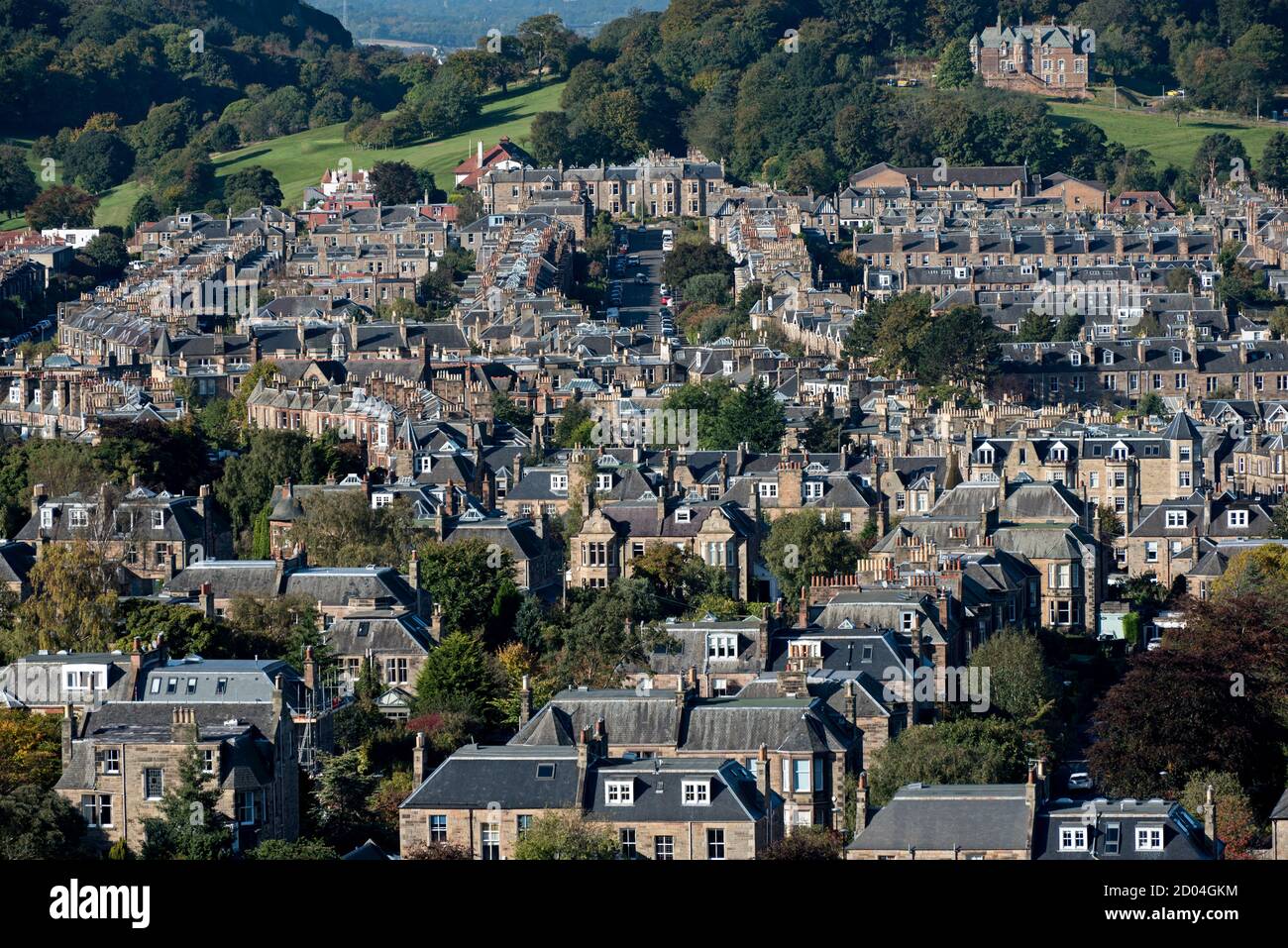 Blick auf Wohnhäuser in South Edinburgh von Blackford Hill. Stockfoto