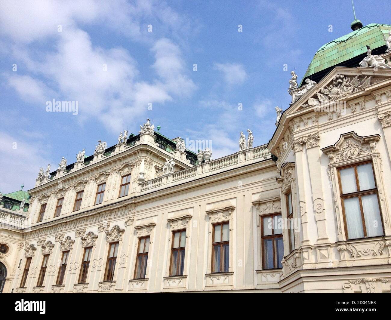 Belvedere Wien Österreich. Low-Angle-Aufnahme der Außenseite des Belvedere Barockpalais gegen blauen Himmel. Der Palast stammt aus dem 18. Jahrhundert. Stockfoto