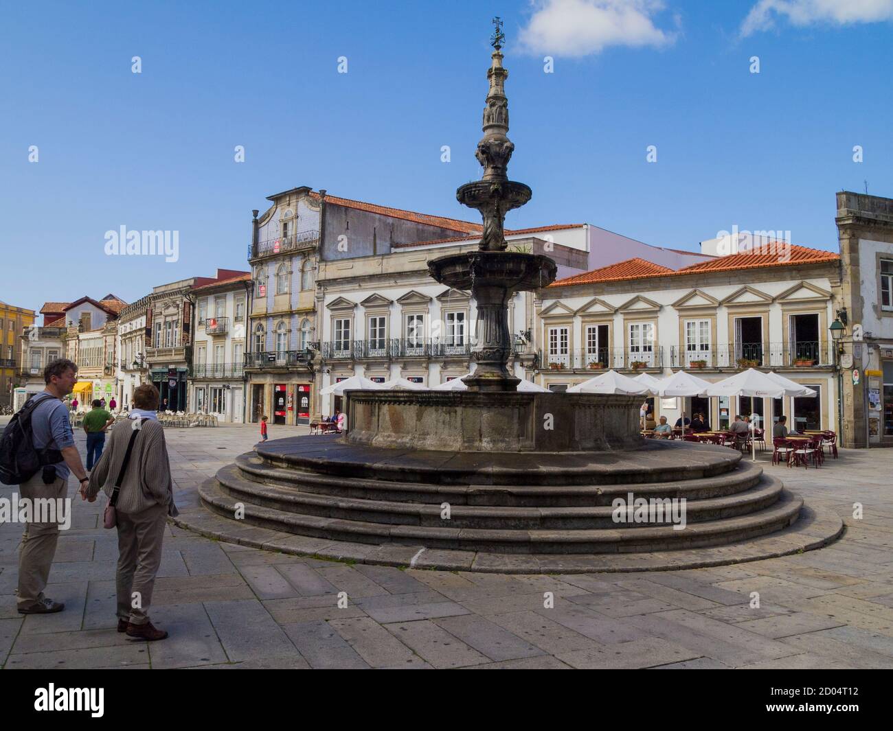 Touristen, die in der Nähe der Renaissance-Brunnen aus dem Jahr 1535, auf dem Platz der Republik (Praca da Republica) - Viana do Castelo - Portugal - Europa Stockfoto