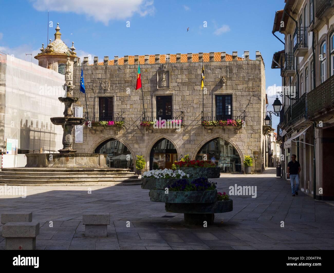 Blick auf die Straße mit dem gotischen Palast des Stadtrates (Pacos do Conselha) Halle in Viana do Castelo Zentrum, Portugal Stockfoto