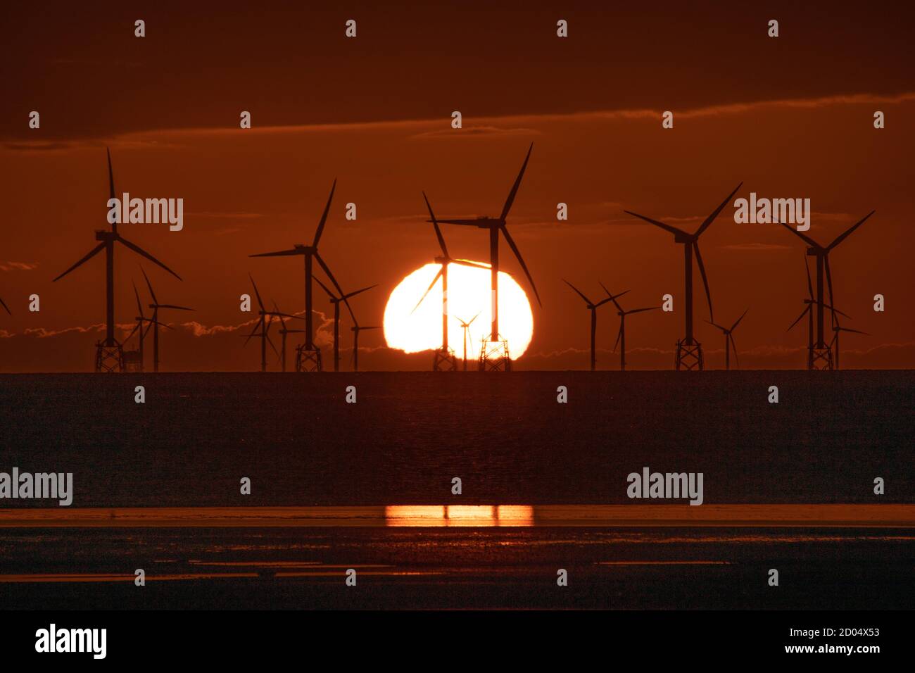 Walney Island, Cumbria, Großbritannien. Oktober 2020. Wetter in Großbritannien. Sonnenuntergang von Walney Island an der Cumbrian Coast. Blick über die Irische See bei Ebbe auf die weit entfernte Walney Offshore Windfarm. Kredit:greenburn/Alamy Live Nachrichten. Stockfoto