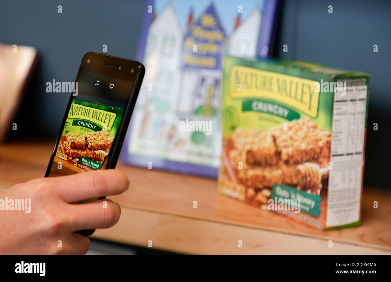 Ein Amazon-Vertreter zeigt die Firefly-Scan-Funktion auf das Unternehmen  neue Feuer-Smartphone des Unternehmens Campus in Seattle, Washington 18.  Juni 2014. Amazon.com Inc neue Handy soll Käufer bieten sofortige  Befriedigung durch Tausende von Produkten,