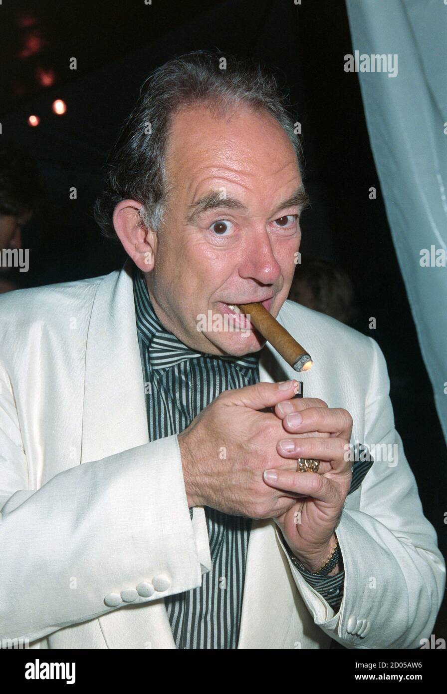 ARCHIV: LOS ANGELES, CA. 14. Juli 1994: Journalist und TV-Moderator Robin Leach bei den World Travel Awards 1994 in Los Angeles. Datei Foto © Paul Smith/Featureflash Stockfoto