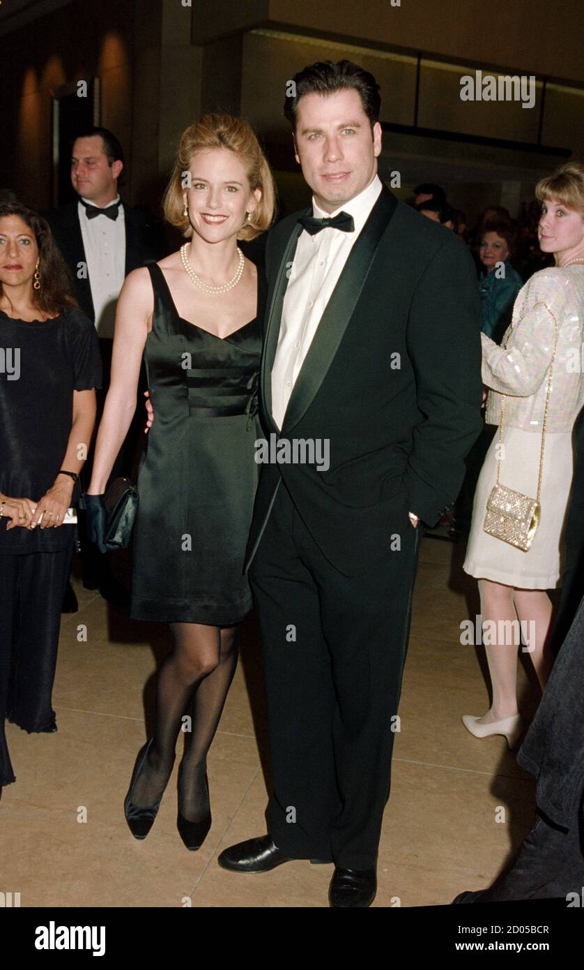 ARCHIV: LOS ANGELES, CA. 11. März 1995: Schauspieler John Travolta & Schauspielerin Frau Kelly Preston bei den Directors Guild of America Awards 1995 in Beverly Hills. Datei Foto © Paul Smith/Featureflash Stockfoto