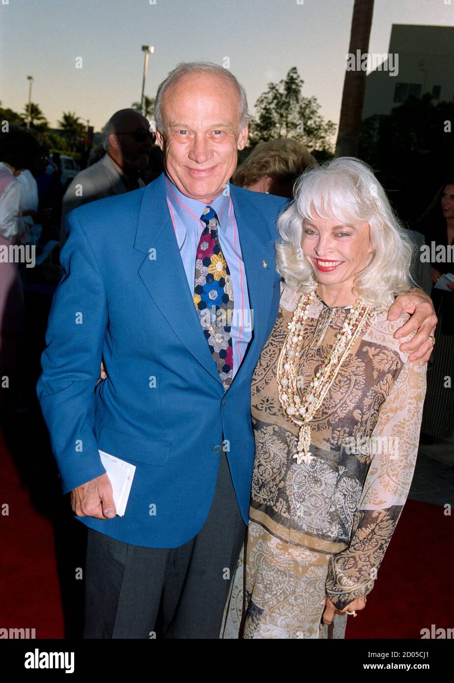 ARCHIV: LOS ANGELES, CA. 3. August 1994: Astronaut Edwin Buzz Aldrin & Ehefrau Lois Driggs bei der Premiere von 'A Clear and Present Danger'. Datei Foto © Paul Smith/Featureflash Stockfoto
