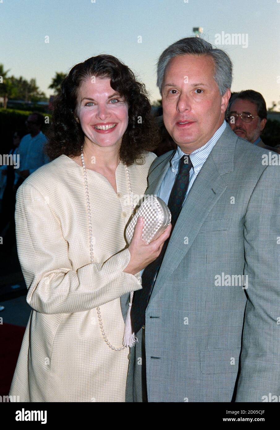 ARCHIV: LOS ANGELES, CA. 3. August 1994: Produzent Sherry Lansing & Ehemann William Friedkin bei der Premiere von 'A Clear and Present Danger'. Datei Foto © Paul Smith/Featureflash Stockfoto