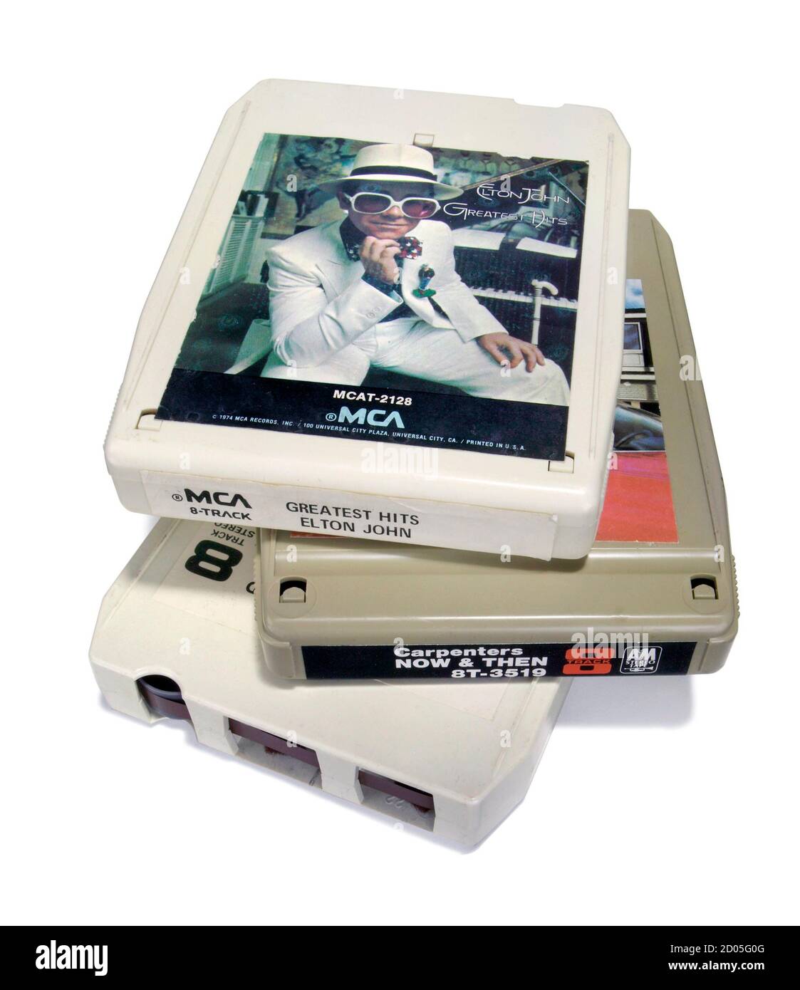 Acht Track Tapes Stack gekrönt mit elton john größten Hits Fotografiert auf weißem Hintergrund Stockfoto