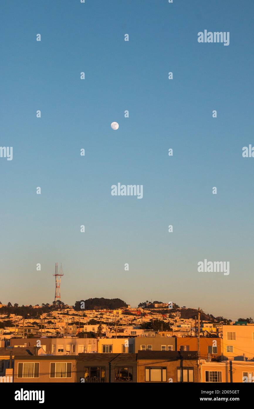 Der Mond über dem Sunset District in San Francisco, Kalifornien Stockfoto