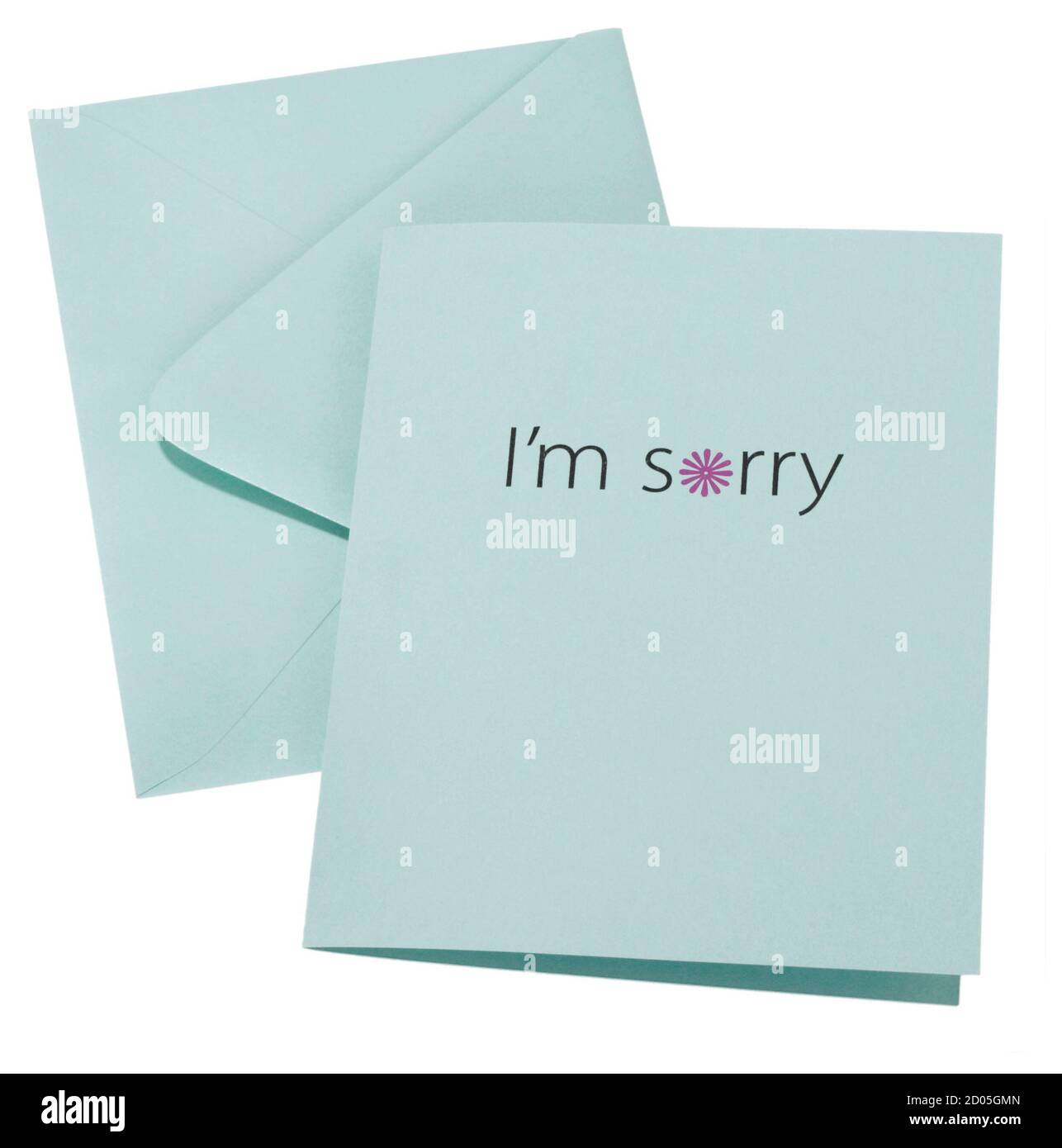 Hellblaue Entschuldigungskarte und Umschlag mit den Worten "es tut mir leid" auf der Vorderseite auf weißem Hintergrund fotografiert Stockfoto
