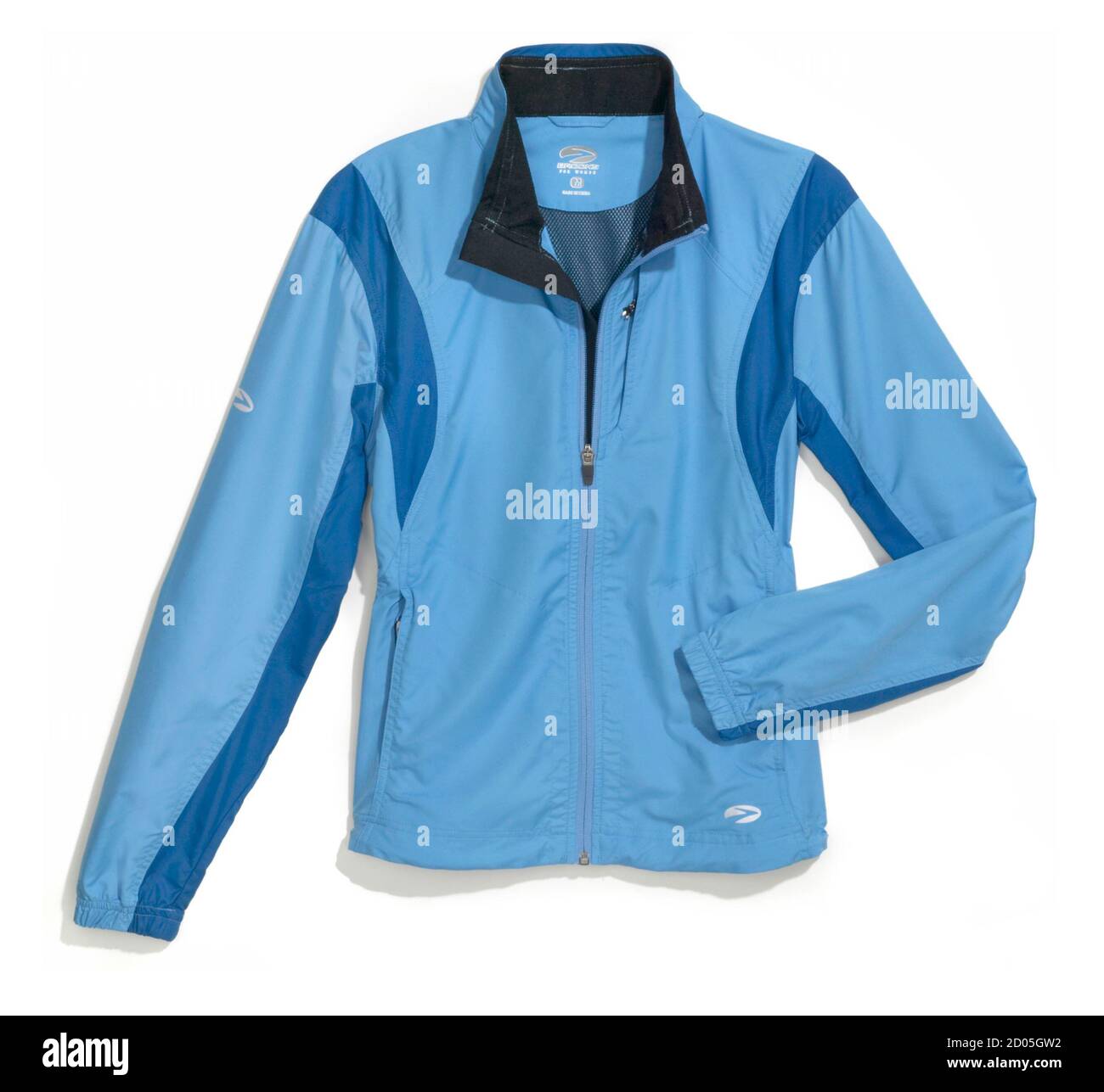 Blue Brooks Windbreaker Jacke auf weißem Hintergrund fotografiert Stockfoto