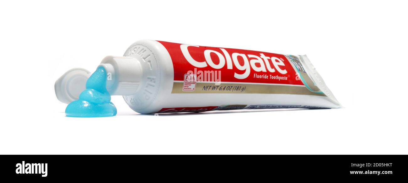 Öffnen sie colgate Zahnpasta Tube auf weißem Hintergrund fotografiert Stockfoto