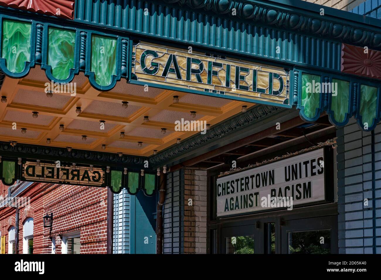 Die Gemeinde Chestertown, MD, vereint gegen Rassismus, indem sie eine Stadtentschließung billigt, Rassismus und Sklaverei anprangert und Chancengleichheit schützt. Stockfoto