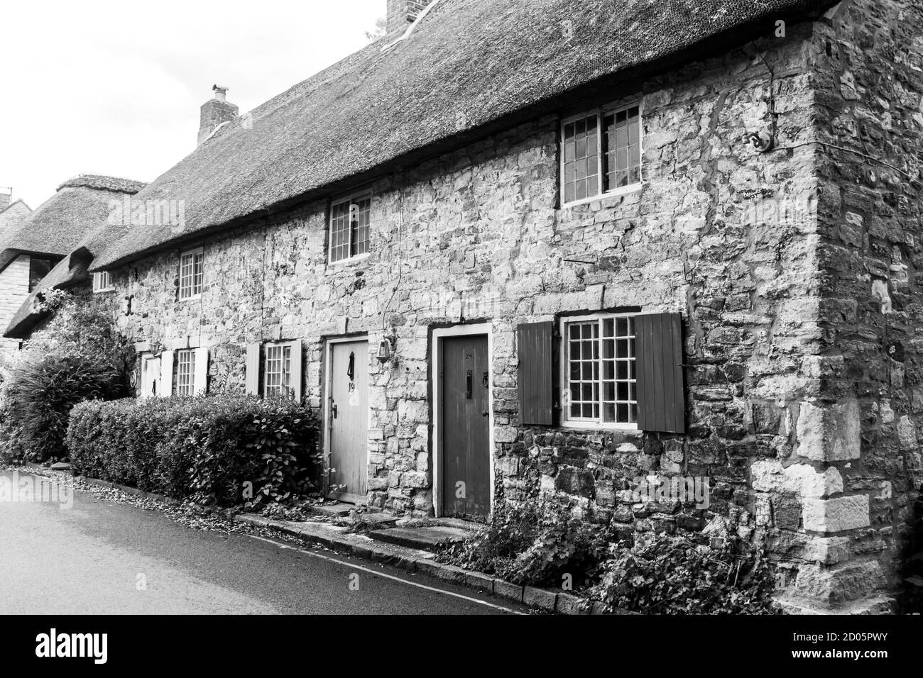 West Lulworth, Vereinigtes Königreich - 19 July 2020: Schönes Reethaus in schwarz-weiß, historische ländliche Architektur Beispiel der klassischen Stockfoto
