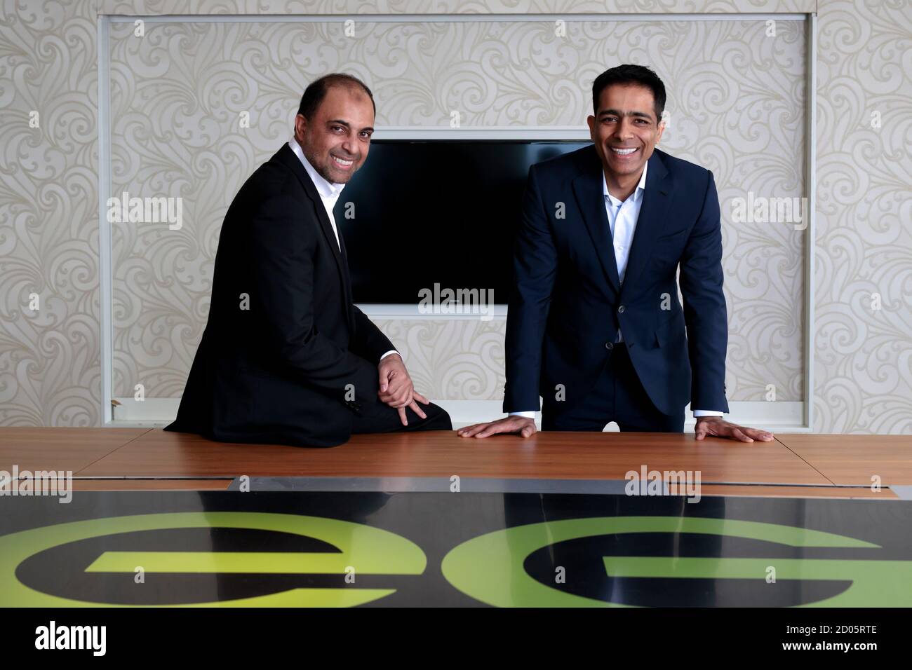 Bild zeigt EG-Gründer Mohsin, rechts, und Zuber Issa in Blackburn 13. Nov 2019. (Foto/Jon Super 07974 356-333) Stockfoto