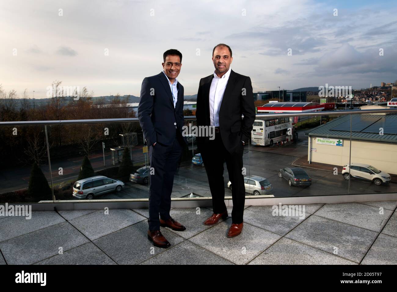 Bild zeigt EG-Gründer Mohsin, links, und Zuber Issa in Blackburn 13. Nov 2019. (Foto/Jon Super 07974 356-333) Stockfoto