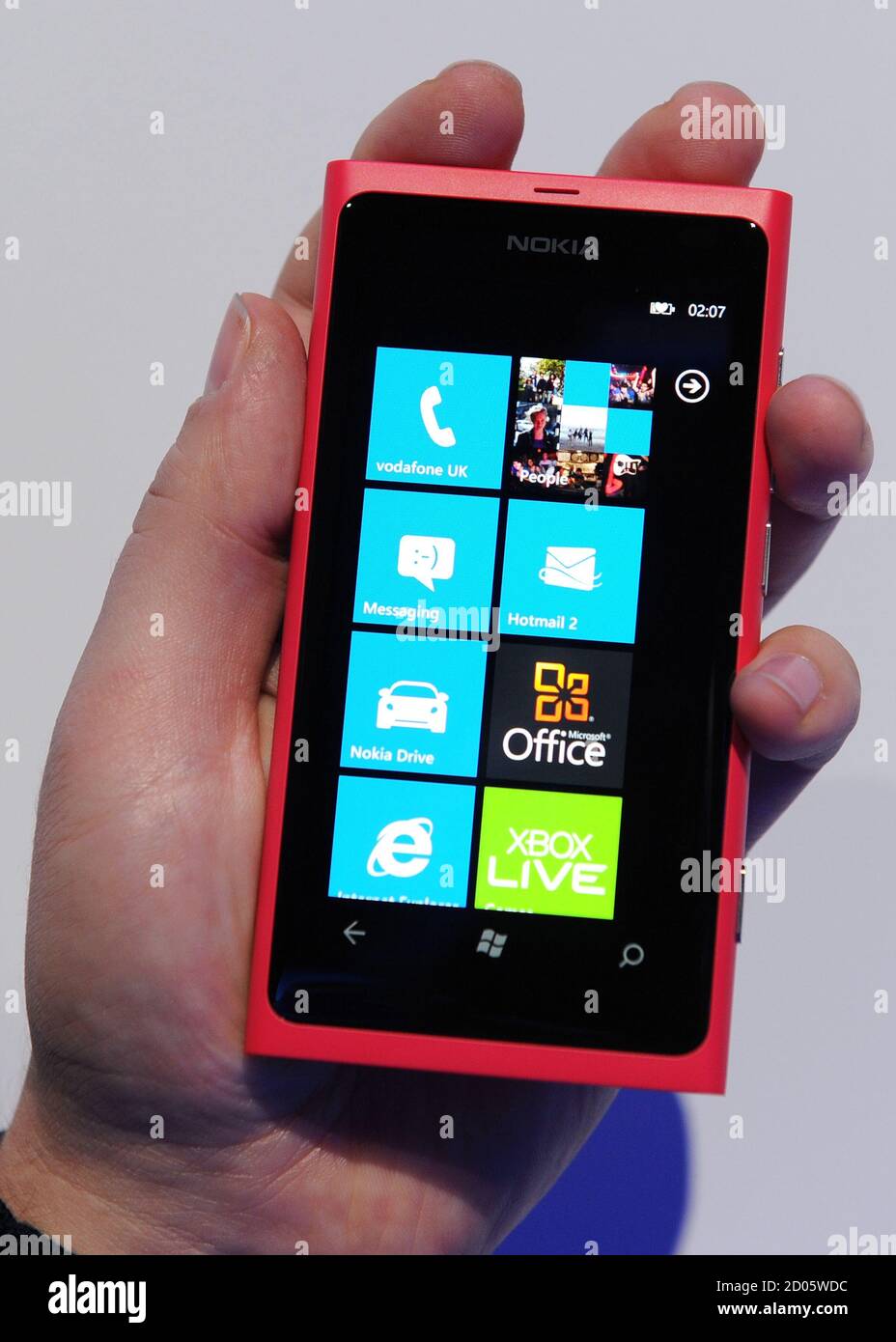 Das neue Nokia-Smartphone Lumia 800 erscheint auf der Nokia World, London,  26. Oktober 2011. Nokia stellte zwei schlanke neue Microsoft Windows-Handys  am Mittwoch pünktlich zu Weihnachten, ein erster Schritt in die  angeschlagene