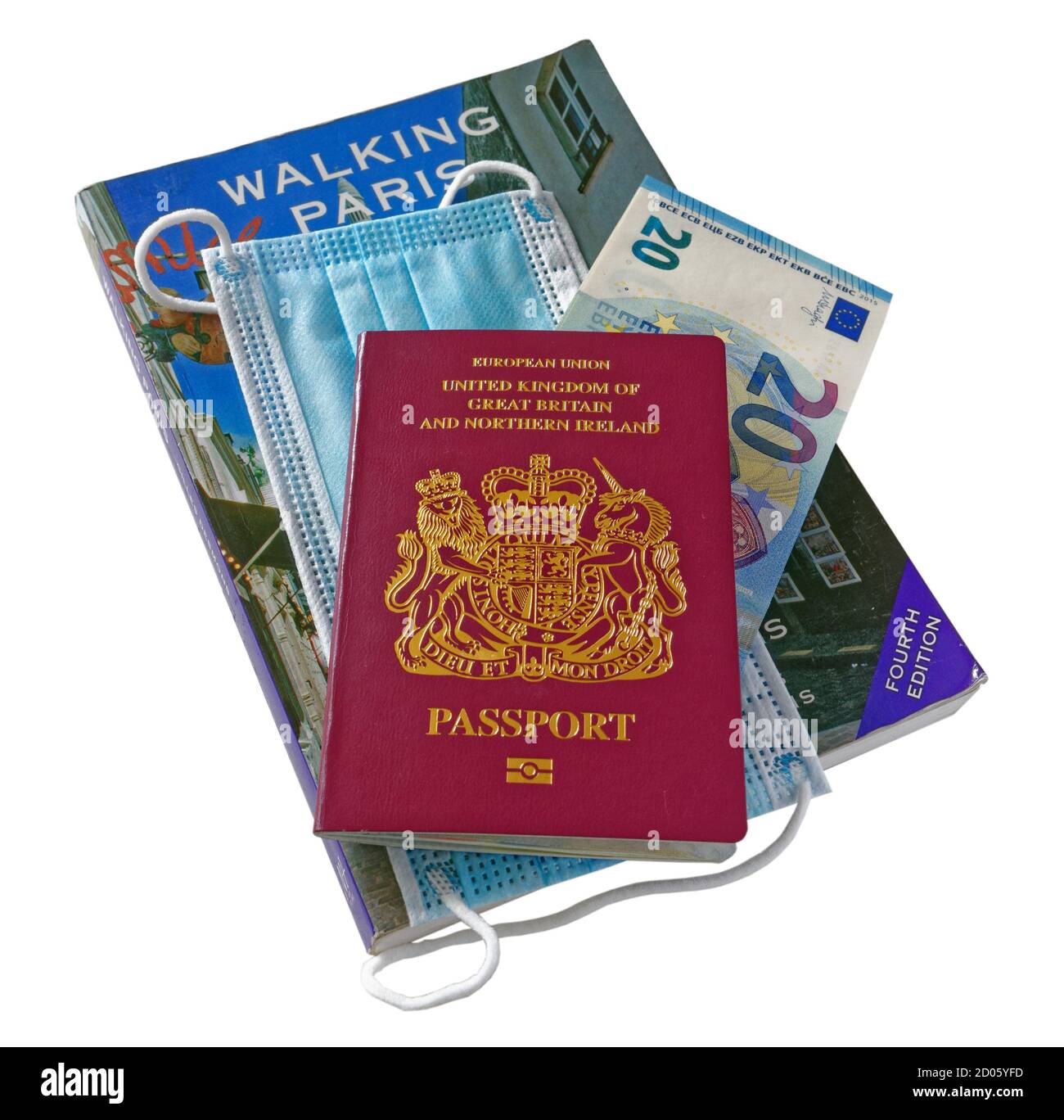 Ein britischer Reisepass mit Euro-Scheinen, ein Reiseführer nach Paris und eine Maske als Reaktion auf Reisen mit der Covid-19-Pandemie im Jahr 2020 Stockfoto