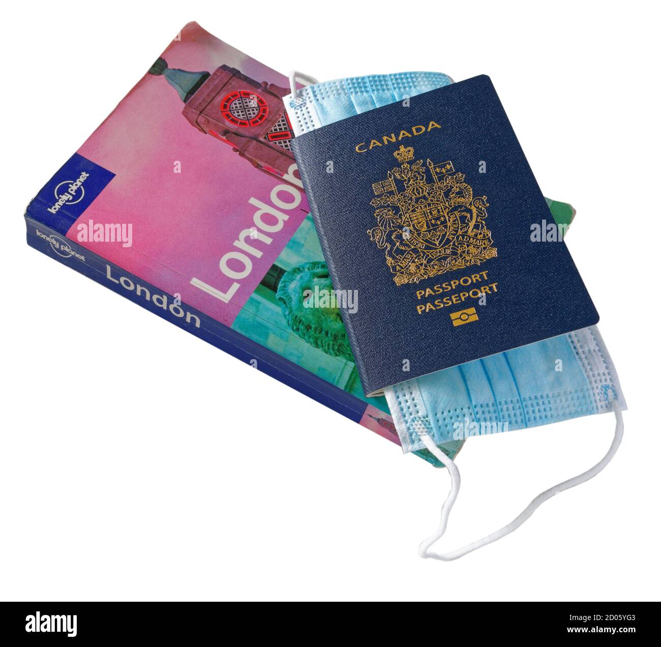 Ein kanadischer Pass mit einem Reiseführer nach London und einer Maske als Reaktion auf Reisen mit der Covid-19-Pandemie im Jahr 2020 Stockfoto