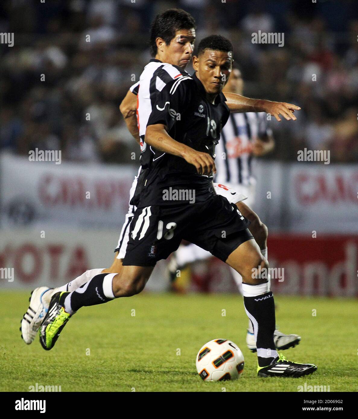 Alexander Mejia Vorne Von Kolumbiens Once Caldas Und Julio Caceres Paraguays Libertad Kampf Um Den Ball Wahrend Ihrer Fussball Copa Libertadores Match In Asuncion Reuters Jorge Adorno Paraguay Tags Sport Fussball Stockfotografie