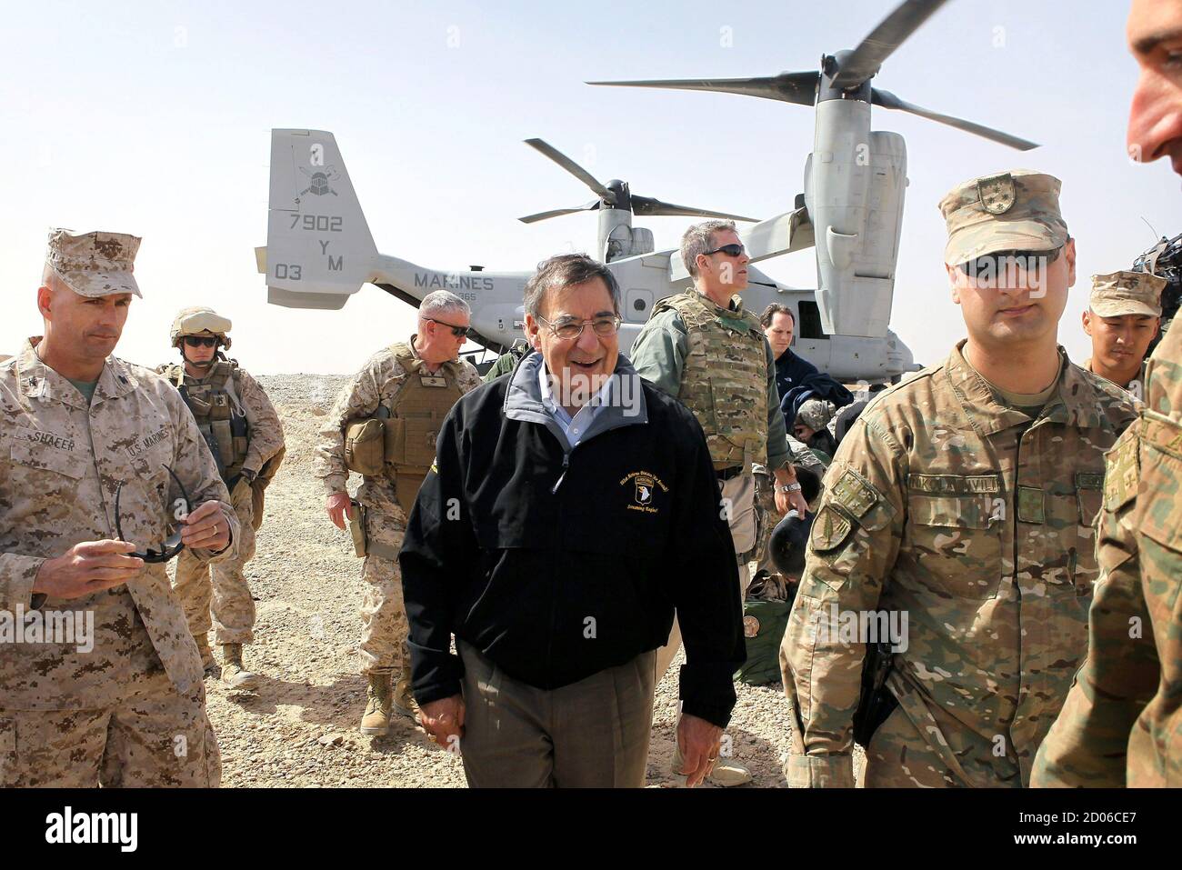 US-Verteidigungsminister Leon Panetta wird nach der Ankunft begrüßt, um die Truppen auf der Forward Operating Base Shukvani, Afghanistan, 14. März 2012 zu begrüßen. Panetta erklärte den Truppen in Afghanistan am Mittwoch, dass das Massaker an 16 afghanischen Zivilisten durch einen amerikanischen Soldaten sie nicht von ihrer Mission abhalten sollte, das Land vor einer NATO-Abnahmefrist von 2014 zu sichern. REUTERS/Scott Olson/Pool (AFGHANISTAN - Tags: POLITIK MILITÄR) Stockfoto