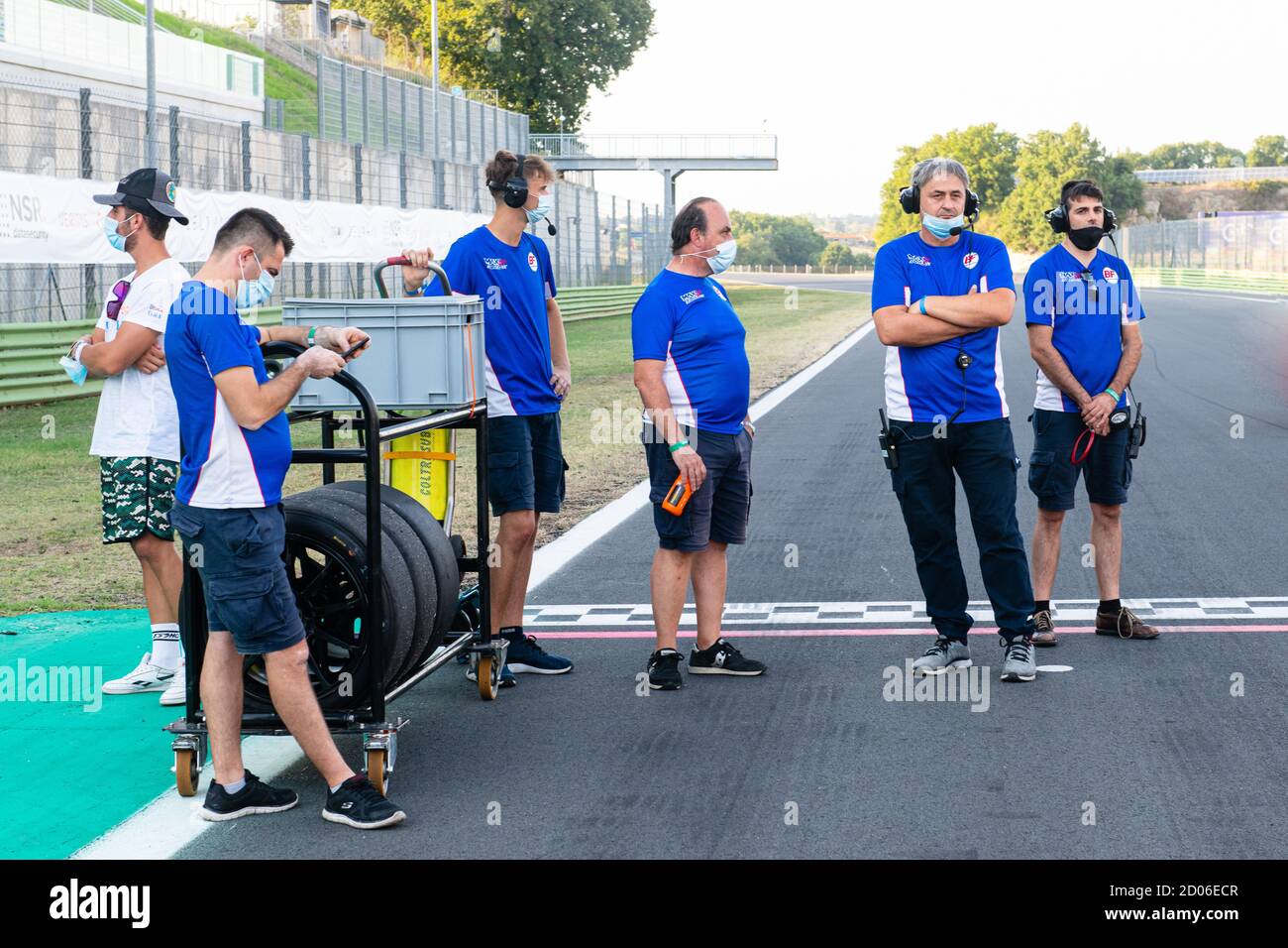Vallelunga Circuit, Rom, Italien, 12 september 2020. Coronavirus im Motorsport, Team People Mechaniker und Marschalls mit Gesichtsmaske auf Asphalt-Strecke Stockfoto