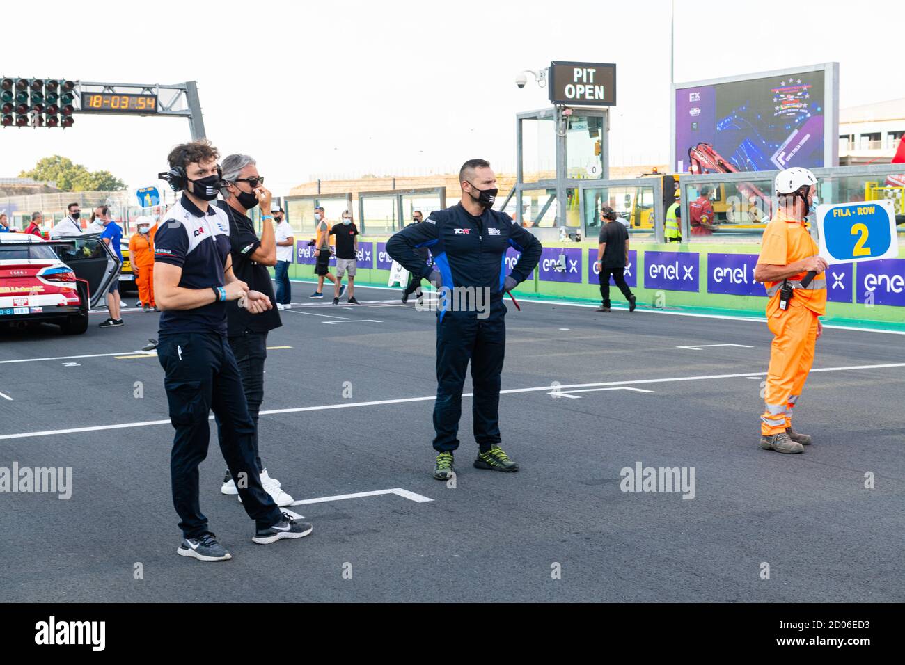 Vallelunga Circuit, Rom, Italien, 12 september 2020. Coronavirus im Motorsport, Team People Mechaniker und Marschalls mit Gesichtsmaske auf Asphalt-Strecke Stockfoto