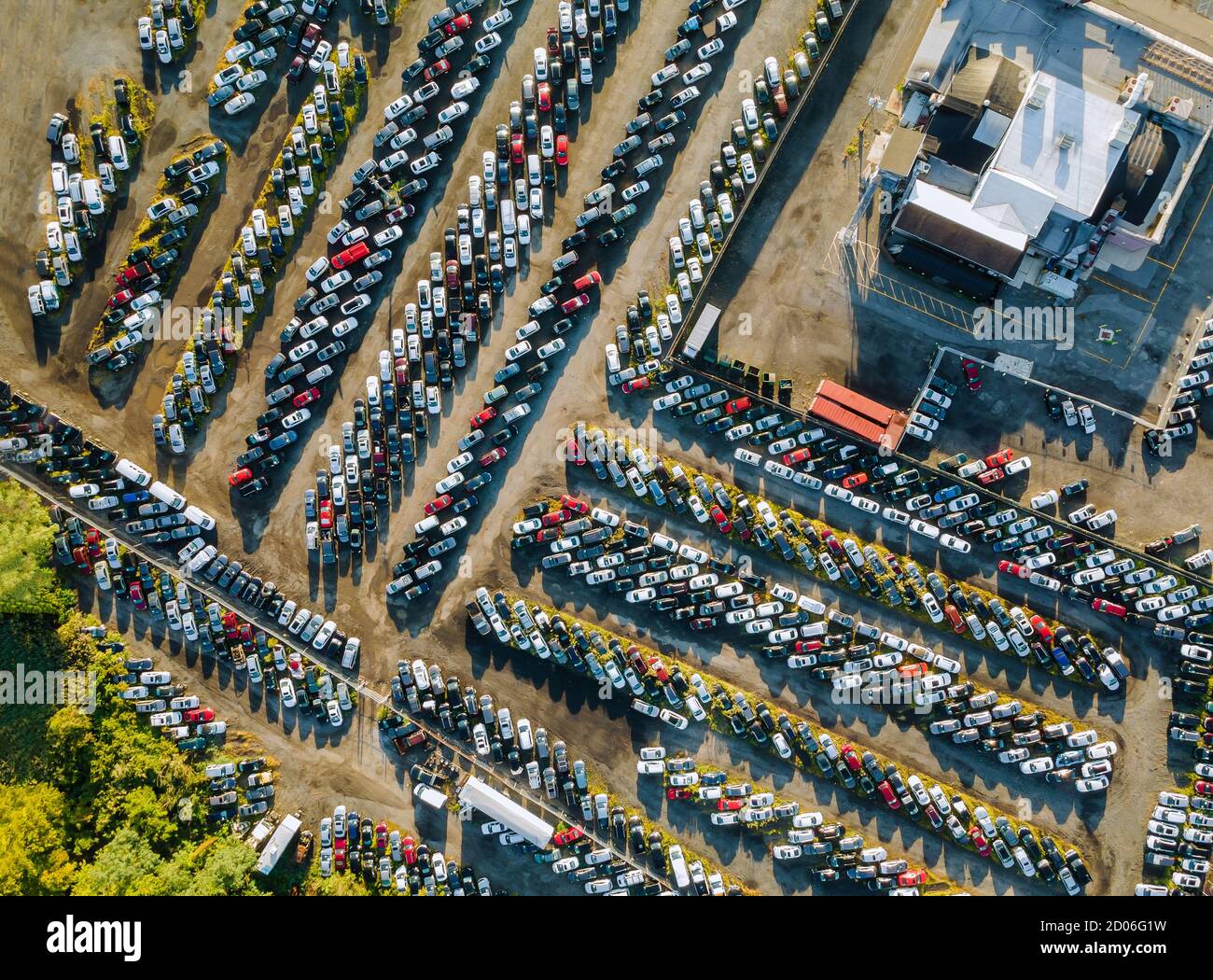 Luftaufnahme von oben von Gebrauchtwagen Auktion zum Verkauf a Parkplatz Business Logistik Stockfoto