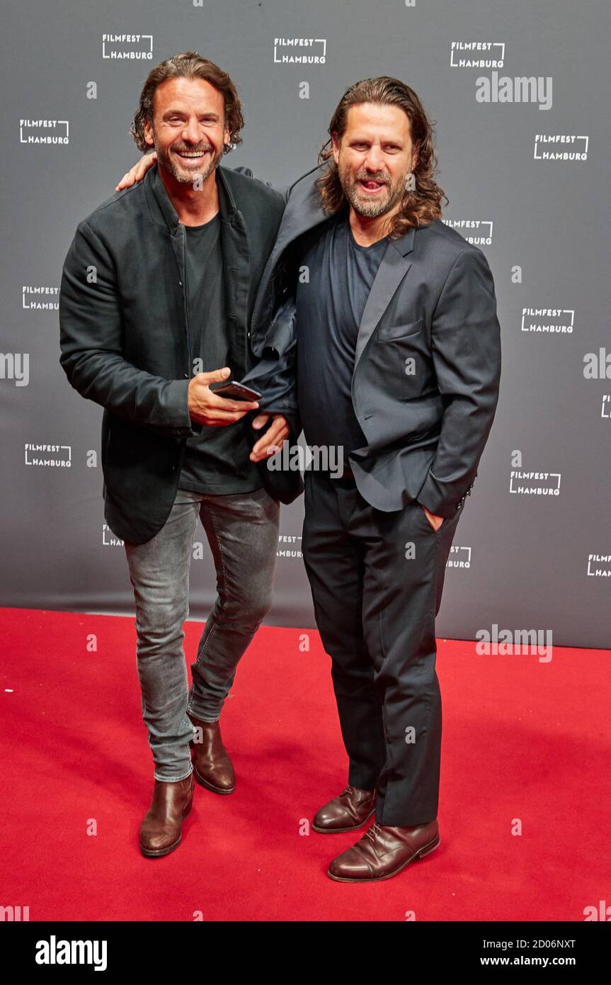 Hamburg, Deutschland. Oktober 2020. Die Schauspieler Stephan Luca (l.) und Adam Bousdoukos kommen zur Vorführung des 22-jährigen und nun neu restaurierten Kinofilms 'kurz und schmerzlos' (kurz und schmerzlos) beim Filmfest Hamburg. Quelle: Georg Wendt/dpa/Alamy Live News Stockfoto