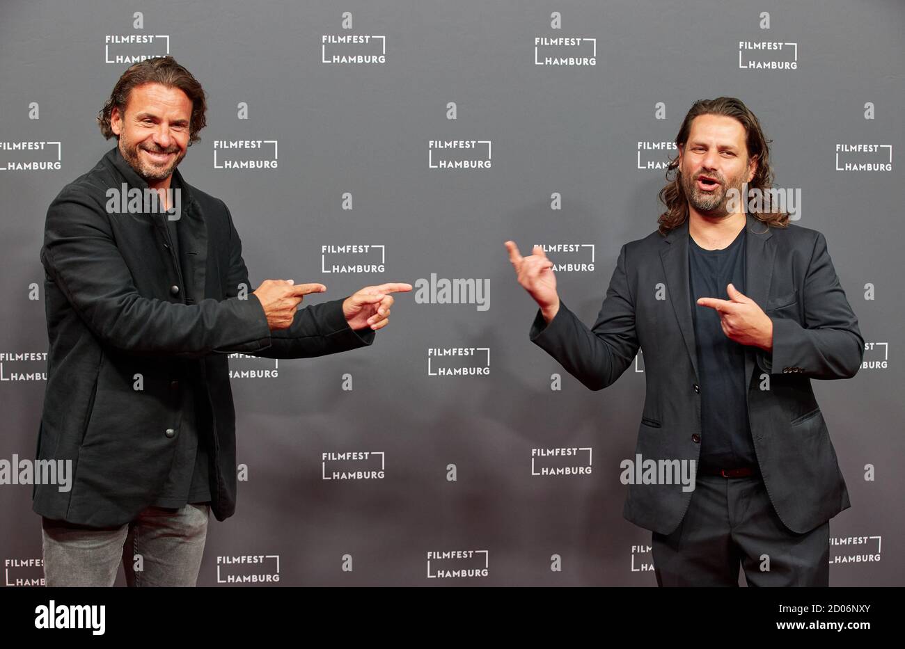 Hamburg, Deutschland. Oktober 2020. Die Schauspieler Stephan Luca (l.) und Adam Bousdoukos kommen zur Vorführung des 22-jährigen und nun neu restaurierten Kinofilms 'kurz und schmerzlos' (kurz und schmerzlos) beim Filmfest Hamburg. Quelle: Georg Wendt/dpa/Alamy Live News Stockfoto